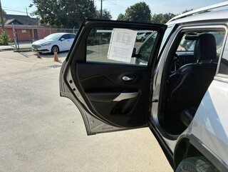 2018 Jeep Cherokee Latitude Plus — photo 11