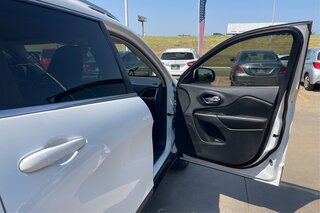 2019 Jeep Cherokee Latitude Plus — photo 23