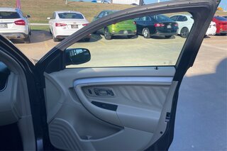 2016 Ford Taurus SE — photo 23