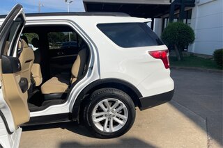 2017 Ford Explorer Base — photo 10