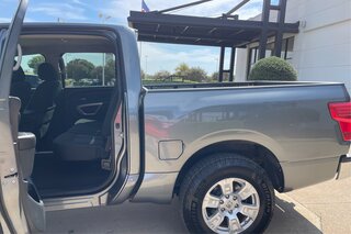 2017 Nissan Titan SV — photo 10