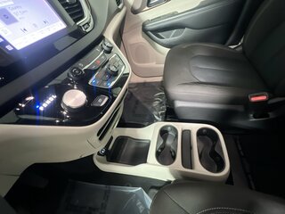 2023 Chrysler Voyager LX — photo 22