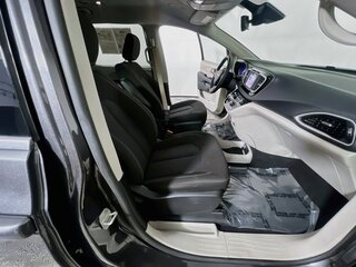 2023 Chrysler Voyager LX — photo 28