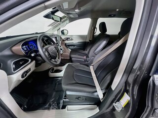 2023 Chrysler Voyager LX — photo 12