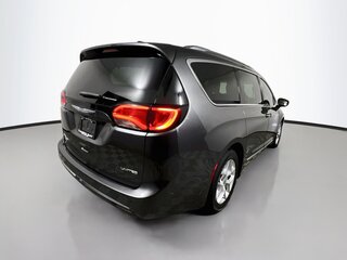 2020 Chrysler Pacifica Limited — photo 3