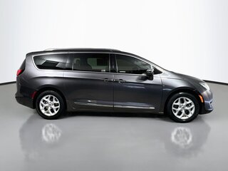 2020 Chrysler Pacifica Limited — photo 2