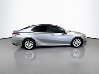 2019 Toyota Camry LE — photo 2