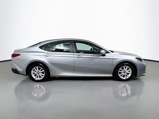 2025 Toyota Camry LE — photo 2