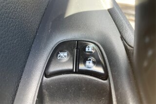 2017 Nissan Rogue SV — photo 30