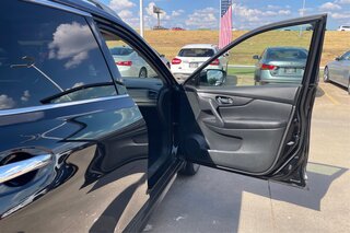 2017 Nissan Rogue SV — photo 25