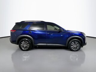 2022 Nissan Pathfinder SV — photo 2
