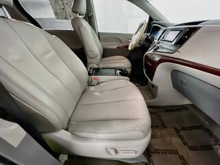 2013 Toyota Sienna Limited — photo 28