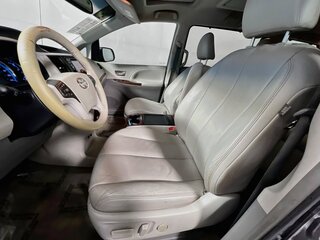 2013 Toyota Sienna Limited — photo 12