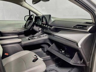 2025 Toyota Sienna XLE — photo 31