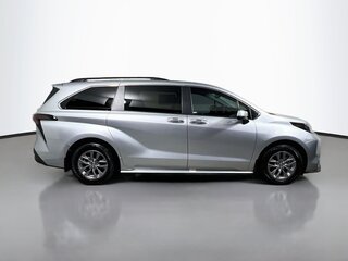 2025 Toyota Sienna XLE — photo 2