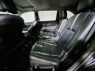 2018 Toyota Highlander SE — photo 26