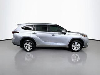 2025 Toyota Highlander LE — photo 2