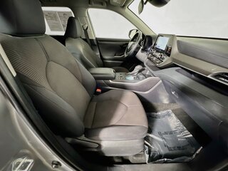 2025 Toyota Highlander LE — photo 28
