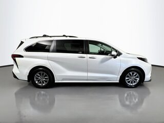2022 Toyota Sienna XLE — photo 2