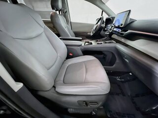 2023 Toyota Sienna XLE — photo 28