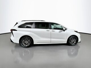 2025 Toyota Sienna XLE — photo 2