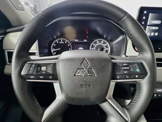 2025 Mitsubishi Outlander SE — photo 14