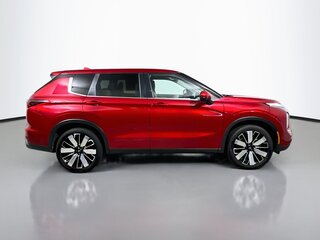 2025 Mitsubishi Outlander SE — photo 2