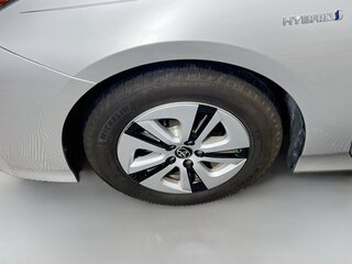2017 Toyota Prius Four — photo 11