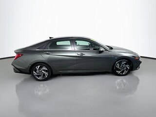 2025 Hyundai Elantra Limited — photo 2