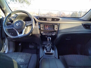 2018 Nissan Rogue SV — photo 18