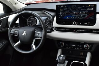 2025 Mitsubishi Outlander SE FWD — photo 10