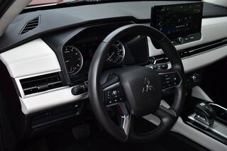 2025 Mitsubishi Outlander SE FWD — photo 18
