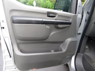 2017 Nissan NV Passenger V6 SV — photo 10