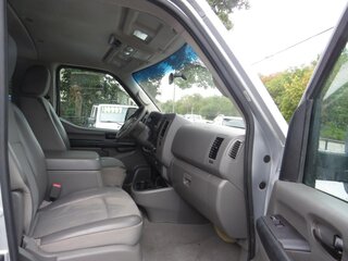 2017 Nissan NV Passenger V6 SV — photo 16