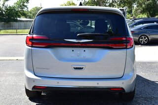 2023 Chrysler Pacifica Touring L FWD — photo 4