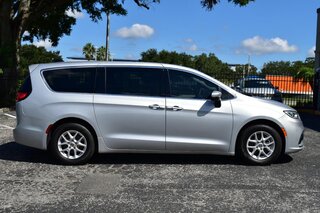 2023 Chrysler Pacifica Touring L FWD — photo 7