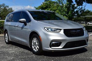 2023 Chrysler Pacifica Touring L FWD — photo 6