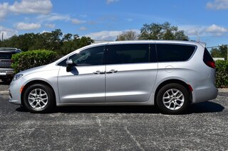 2023 Chrysler Pacifica Touring L FWD — photo 2