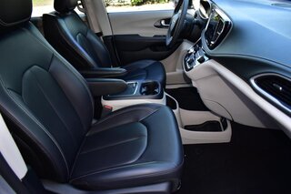 2023 Chrysler Pacifica Touring L FWD — photo 12