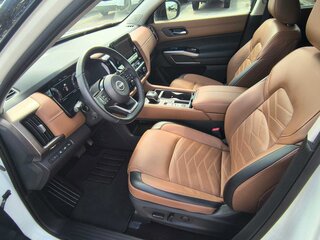 2024 Nissan Pathfinder Platinum — photo 13