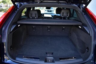 2025 Cadillac XT4 FWD 4dr Premium Luxury — photo 13