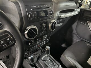 2016 Jeep Wrangler Unlimited 4WD 4dr Sahara with Hard top — photo 11