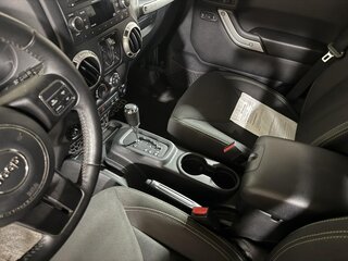 2016 Jeep Wrangler Unlimited 4WD 4dr Sahara with Hard top — photo 12