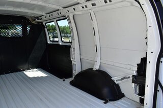 2021 GMC Savana Cargo Van RWD 2500 135" — photo 11