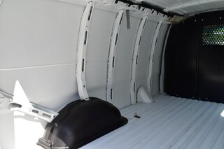 2021 GMC Savana Cargo Van RWD 2500 135" — photo 10