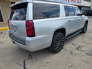 2018 Chevrolet Suburban LT — photo 4