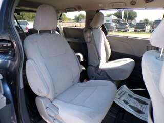 2017 Toyota Sienna LE 8 Passenger — photo 4