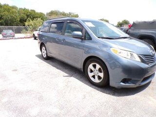 2017 Toyota Sienna LE 8 Passenger — photo 1
