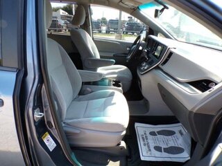 2017 Toyota Sienna LE 8 Passenger — photo 3