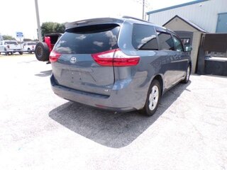 2017 Toyota Sienna LE 8 Passenger — photo 2